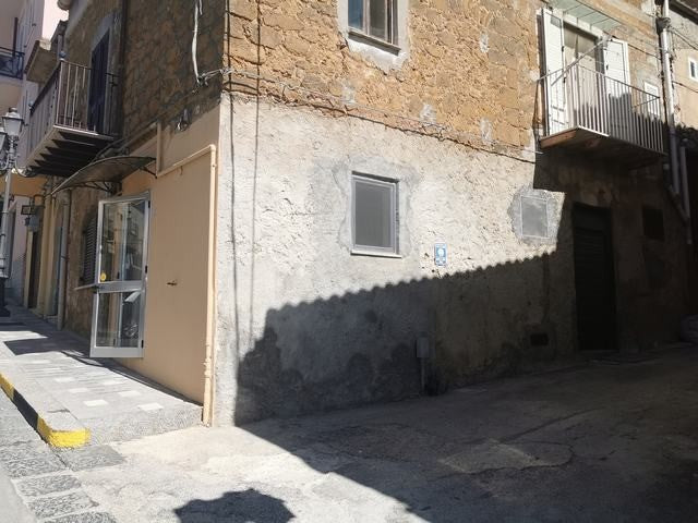 CASA SIRACUSA SALITA REGINA ELENA AND VIA CALTAGIRONE