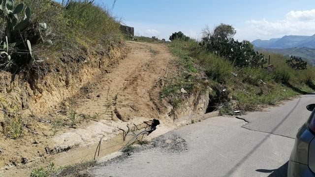 TERRENO E CASA CINQUEMANI VIA UGO FOSCOLO
