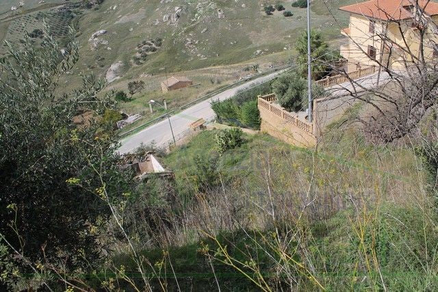 FABBRICATO RURALE E TERRENO CDA MARULLO