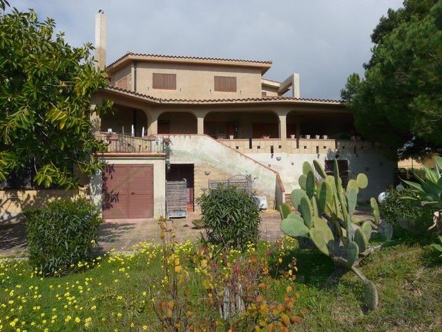 VILLA A SAN LEONE