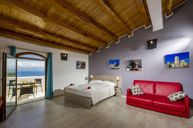 VILLA A SCOPELLO