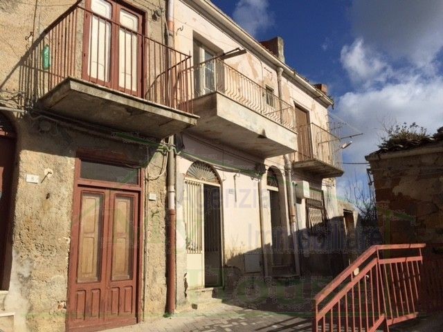 CASA CICCARELLO PIAZZA ORLANDO - PROPERTY IN SICILY
