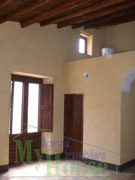 CASA STORICA IN PIETRA VIA GIUSEPPE LA CORTE