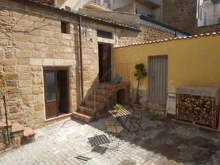 CASA GIORDANO CORTILE TINAGLIA