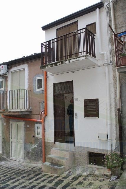 CASA PIAZZA VIA VASILE E VIA AMORMINO - PROPERTY IN SICLY