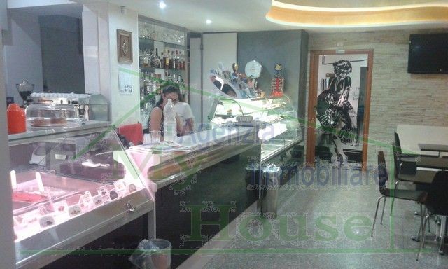 BAR E ATTIVITA' COMMERCIALE NEL CORSO