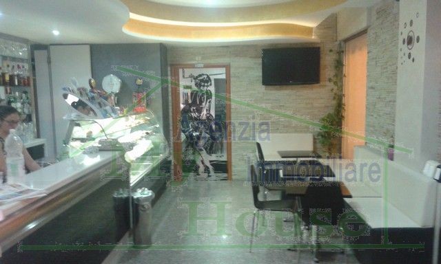 BAR E ATTIVITA' COMMERCIALE NEL CORSO