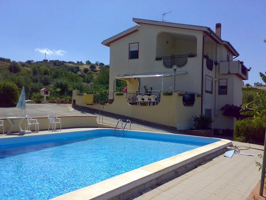 VILLA CON PISCINA - VILLA CARUSO