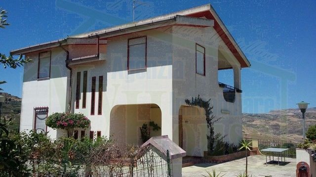 VILLA CON PISCINA - VILLA CARUSO