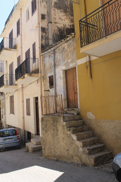 CASA THOMAS VIA MONTALBANO